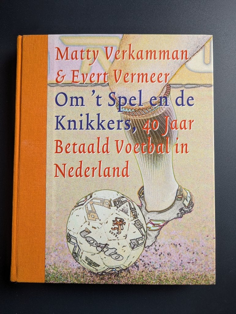Om 't spel en de knikkers, 40 jaar betaald voetbal in Nederl, Ophalen of Verzenden, Zo goed als nieuw, Matty Verkamman & Evert Vermeer