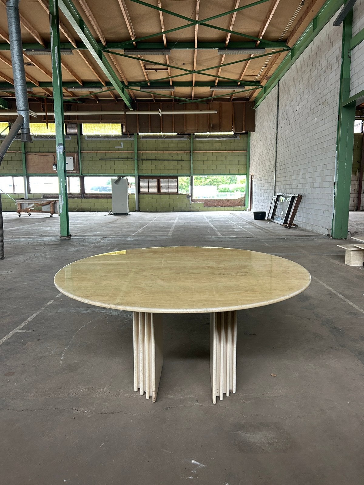 Poltrona Frau Italy ronde eettafel natuursteen travertin, Huis en Inrichting, Tafels | Eettafels, Ophalen, Zo goed als nieuw, Rond