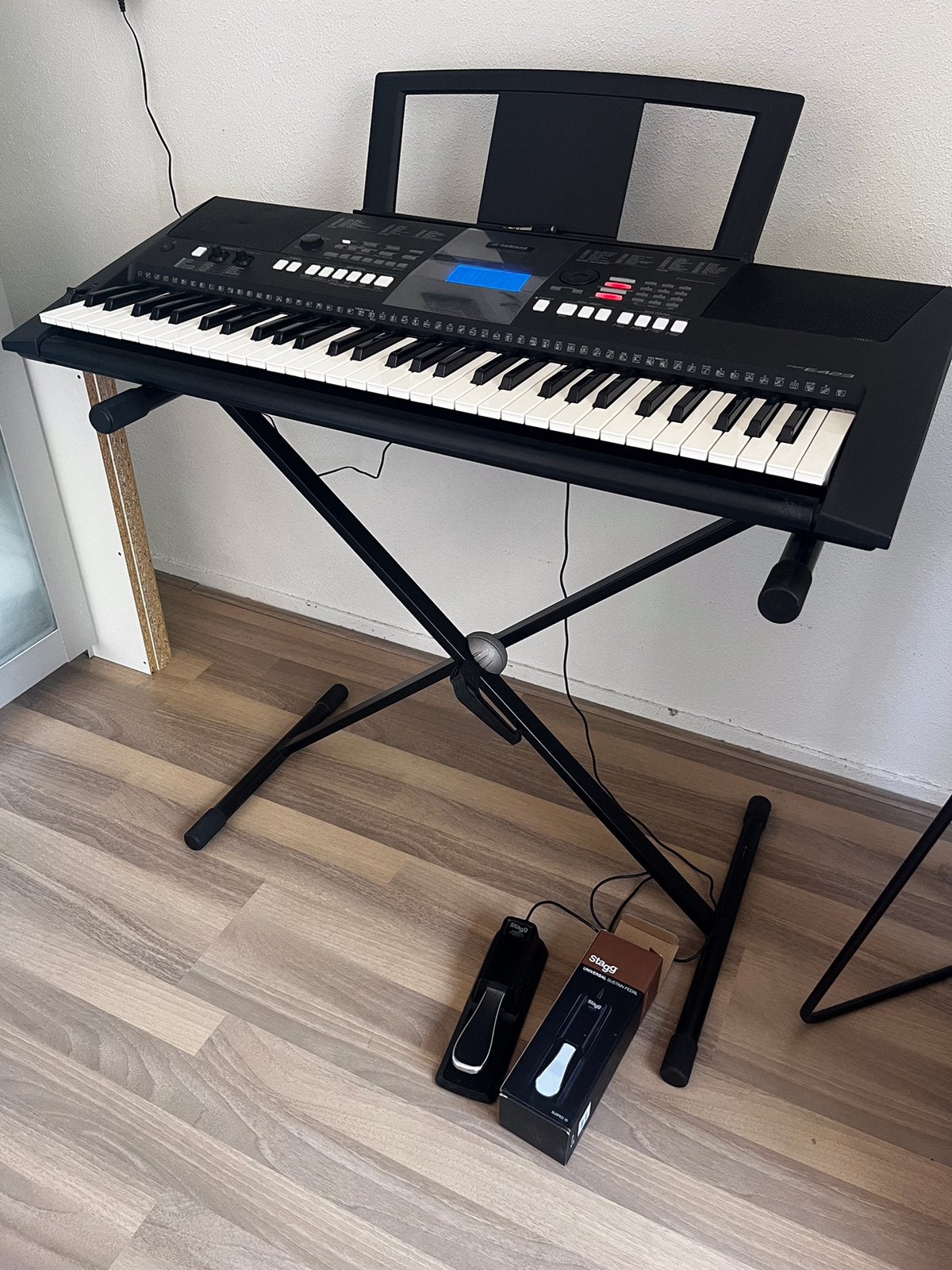 Yamaha keyboard PSR E423 + standaard en sustain pedal, Ophalen, Zo goed als nieuw, 61 toetsen, Yamaha