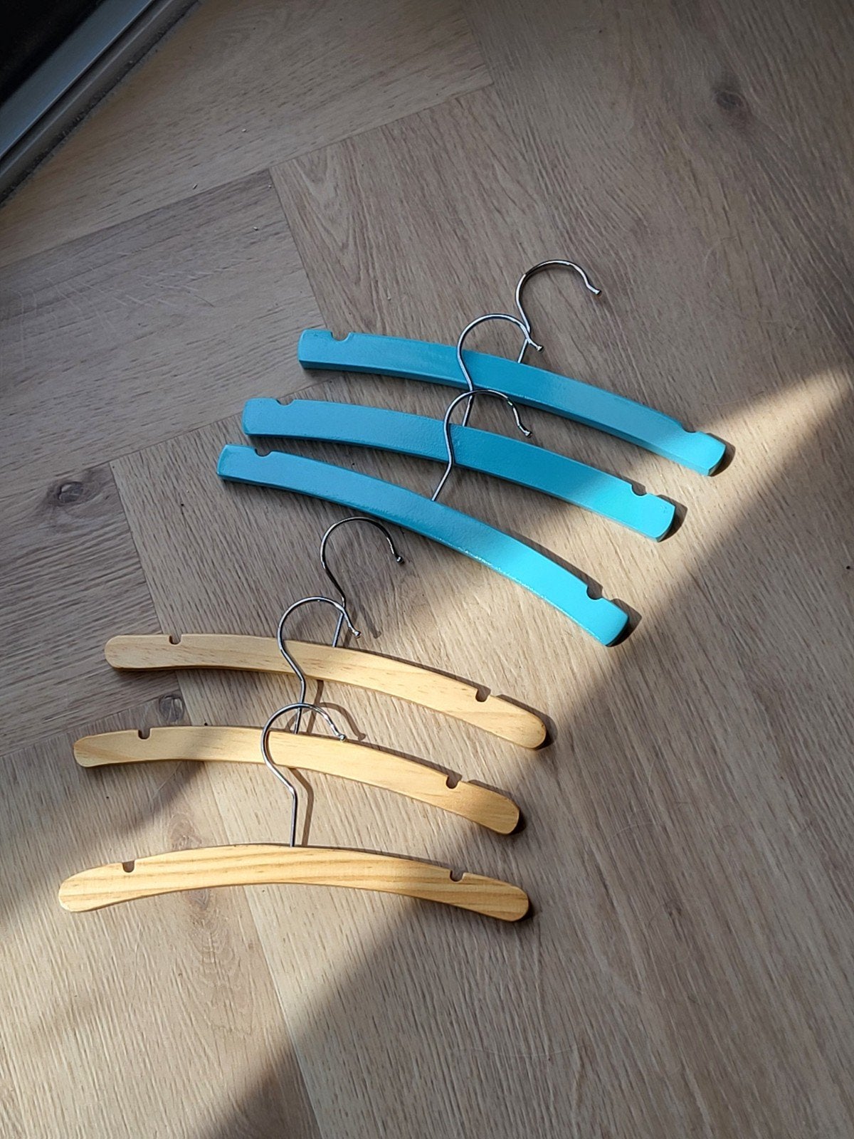 Houten kledinghangers 31 stuks kind/baby, Ophalen, Zo goed als nieuw, Overige typen