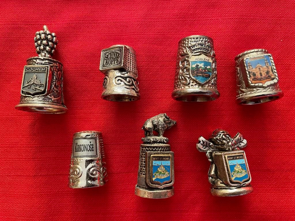 Verzameling van 7 metalen vingerhoedjes, Verzamelen, Ophalen, Overige materialen, Gebruikt, Reliëf