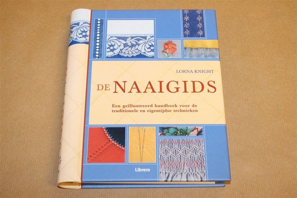 De Naaigids — Naaitechnieken Klassiek tot Modern, 256p, Boeken, Ophalen of Verzenden, Gelezen, Overige onderwerpen