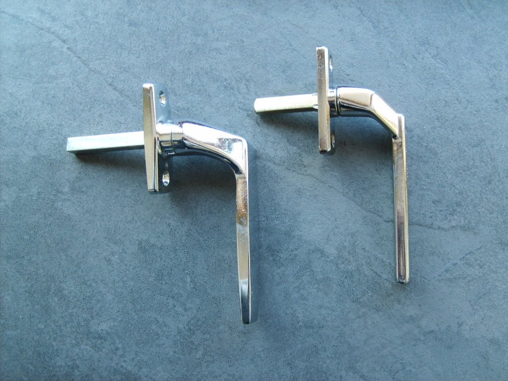 Twee knevels voor een raam en drie keukendeurscharnieren., Ophalen of Verzenden, Gebruikt, Klink of Kruk