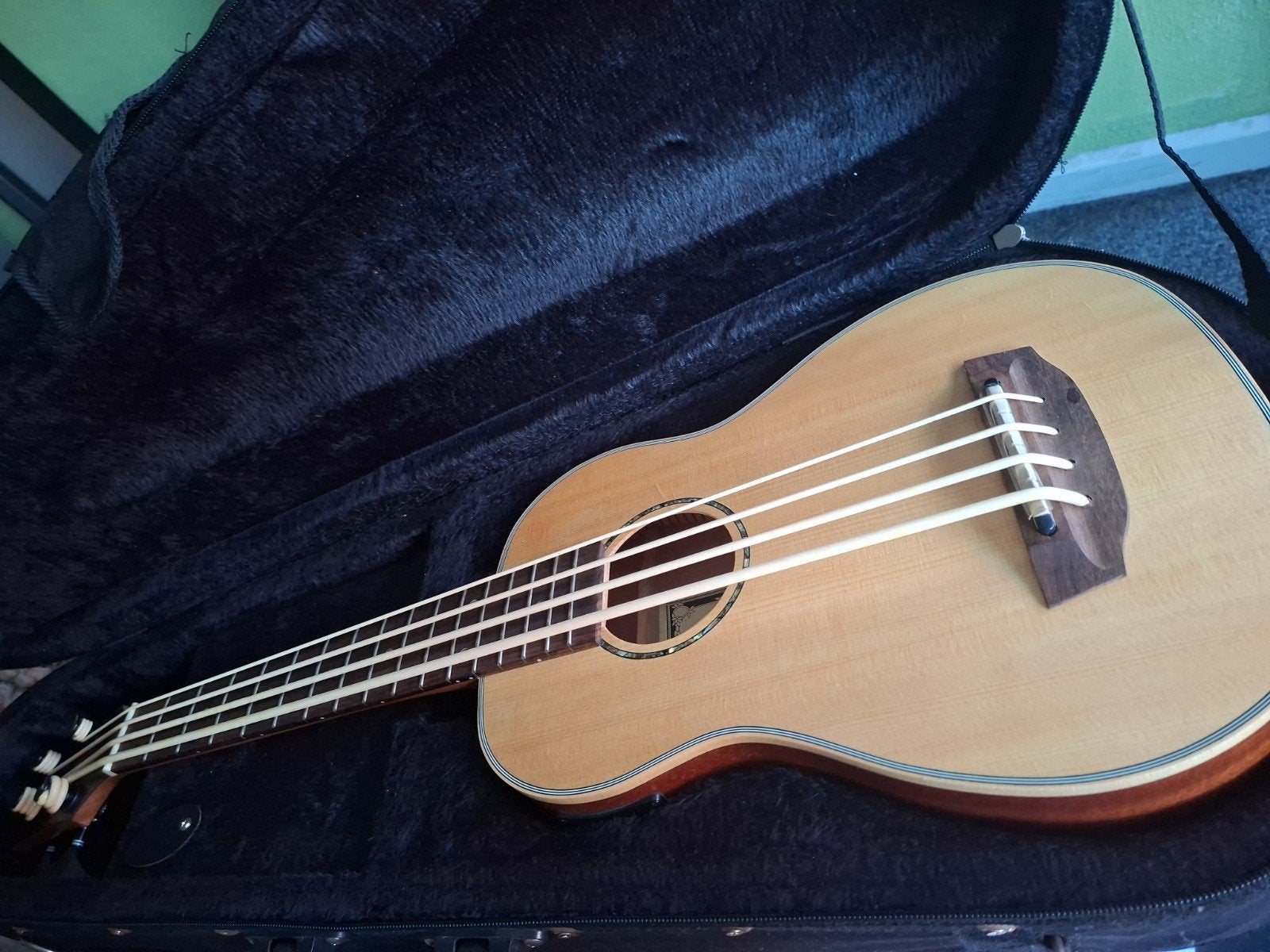 Makawao Ukelele Bas met ingebouwde tuner en hoes, Ophalen of Verzenden, Zo goed als nieuw, Ukelele