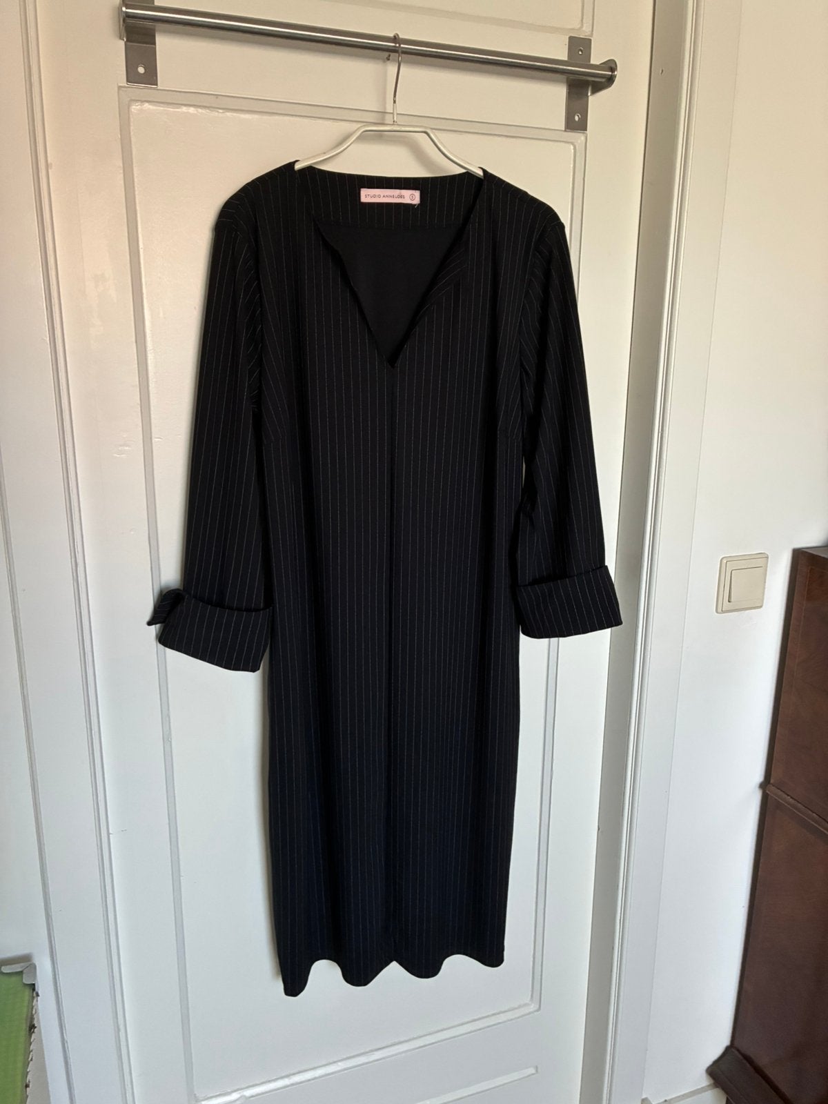 Studio anneloes caro pinstripe dress, maat s, zwart, Zwart, Ophalen of Verzenden, Zo goed als nieuw, Knielengte