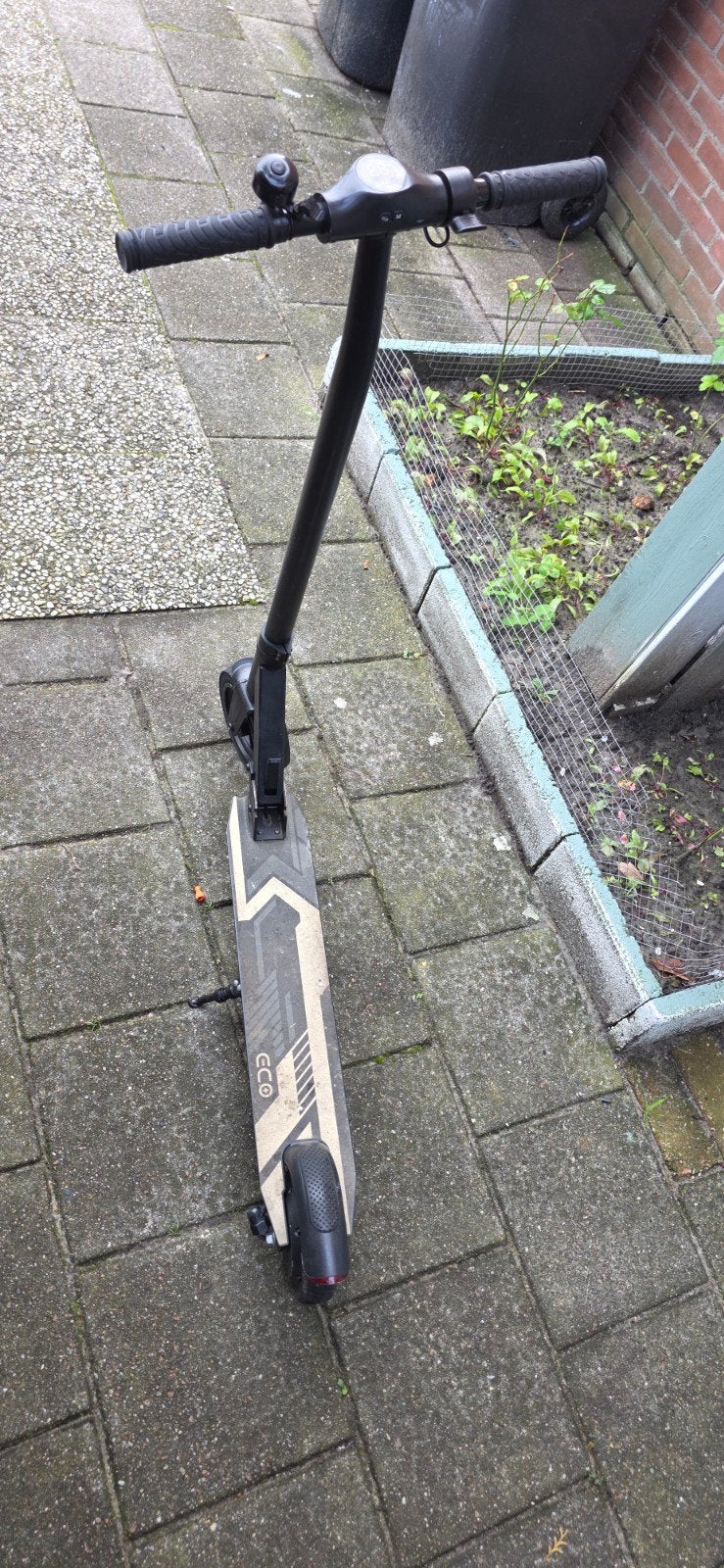 Elektrische step met oplader en extra binnenband, Ophalen of Verzenden, Gebruikt, Elektrische step (E-scooter), Onbekend