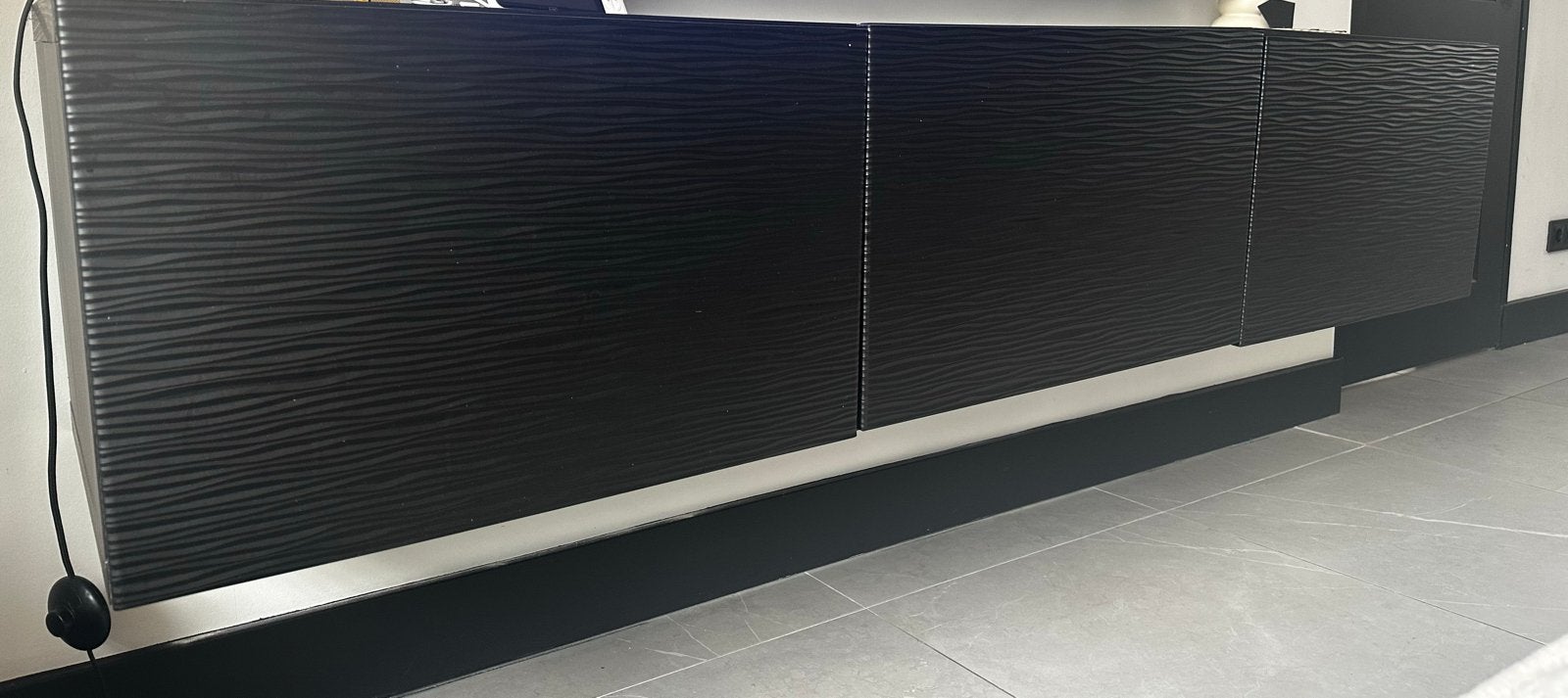 Foto 3 van Zwart zwevend tv-meubel met golvend design