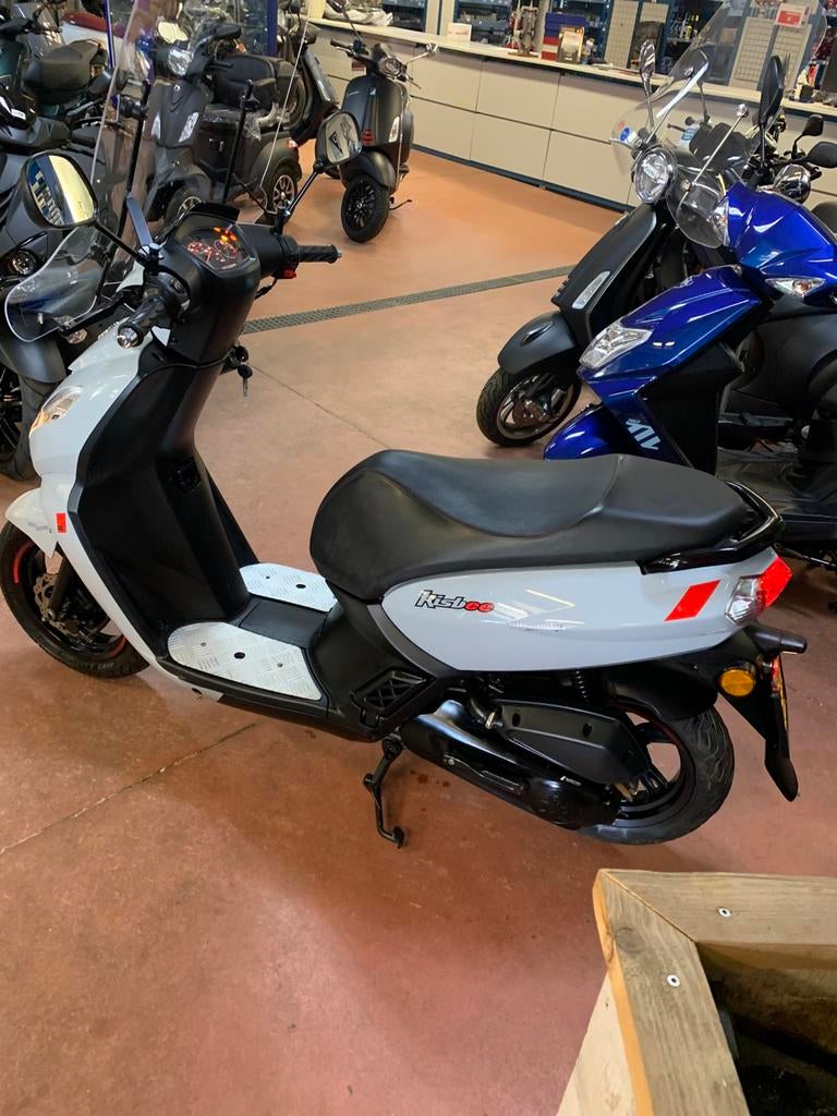 Gebro scooters: Peugeot kisbee 45KM BJ2023, Gebruikt, Overige modellen, Maximaal 45 km/u, Ophalen of Verzenden
