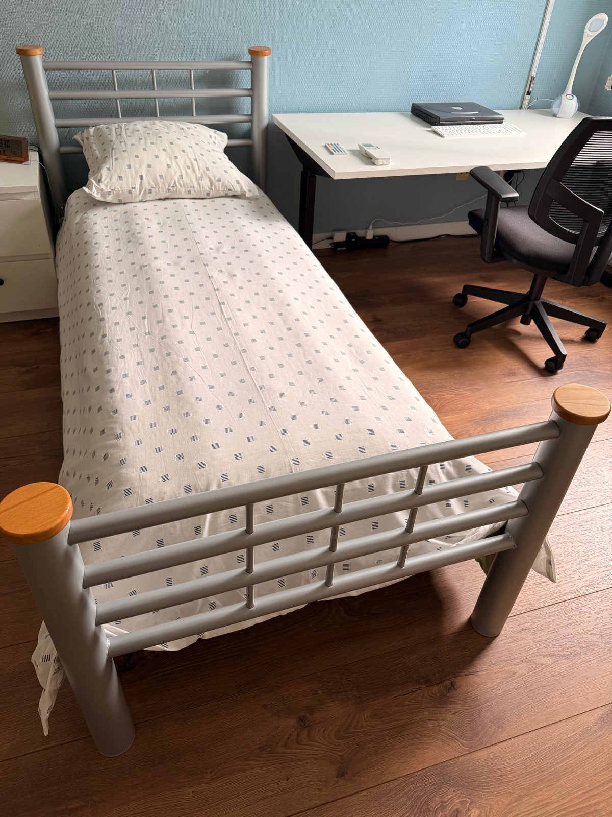 Stalen eenpersoonsbed 80x200 cm - nette staat, Huis en Inrichting, Ophalen, Eenpersoons, Zo goed als nieuw, 80 cm