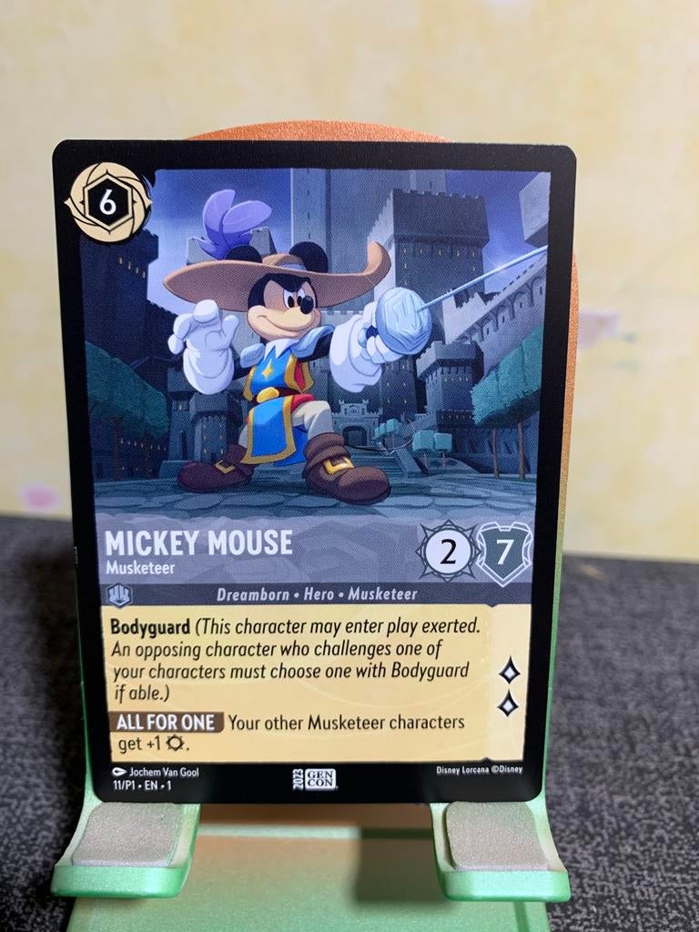 Disney Lorcana Mickey Mouse Musketeer Gen Con 2023 Promo 11, Ophalen of Verzenden, Mickey Mouse, Nieuw, Papier, Kaart of Schrift