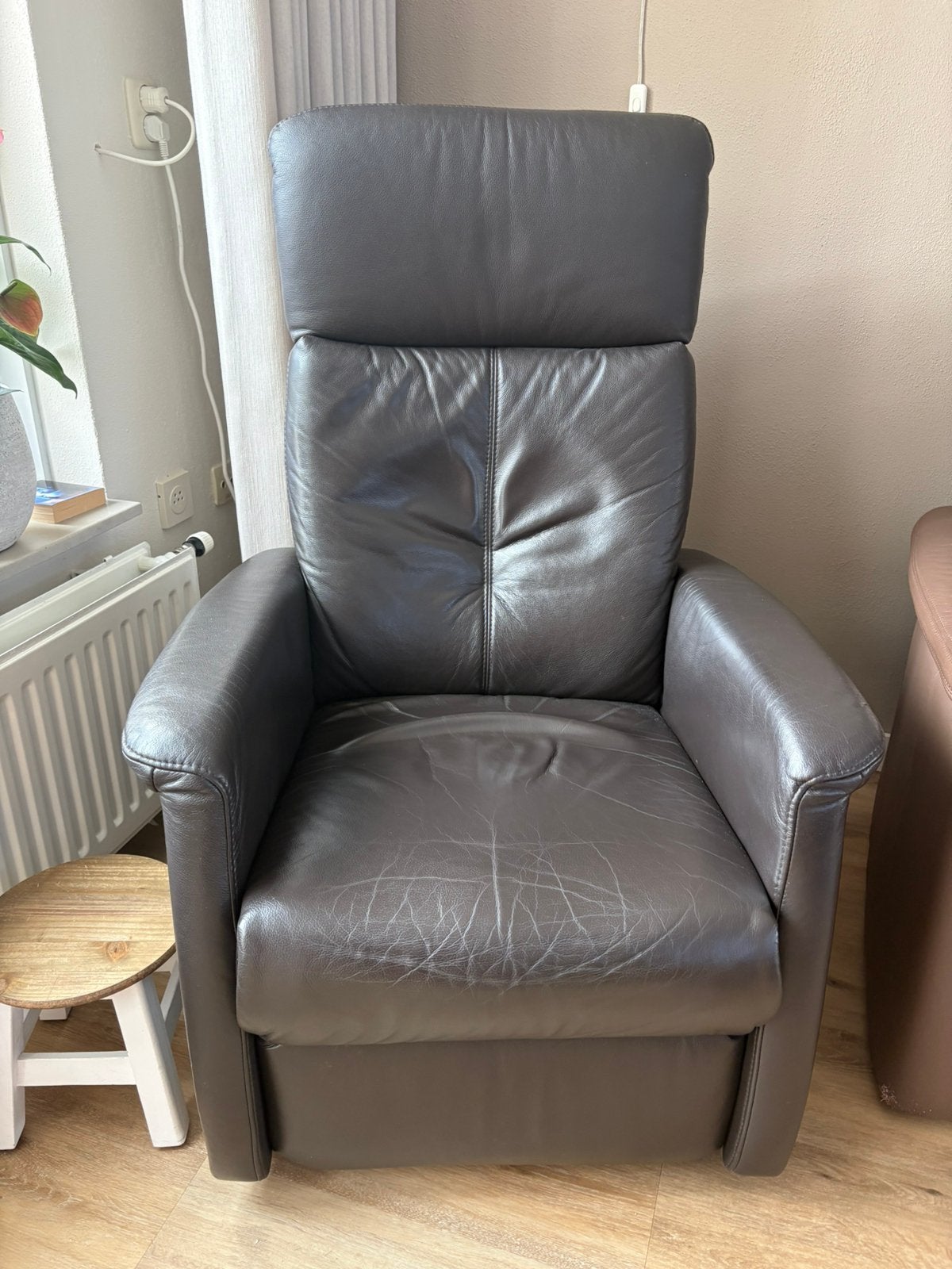 Elektrische kalfsleren relax fauteuil, Ophalen, Zo goed als nieuw, Perecte staat, 50 tot 75 cm