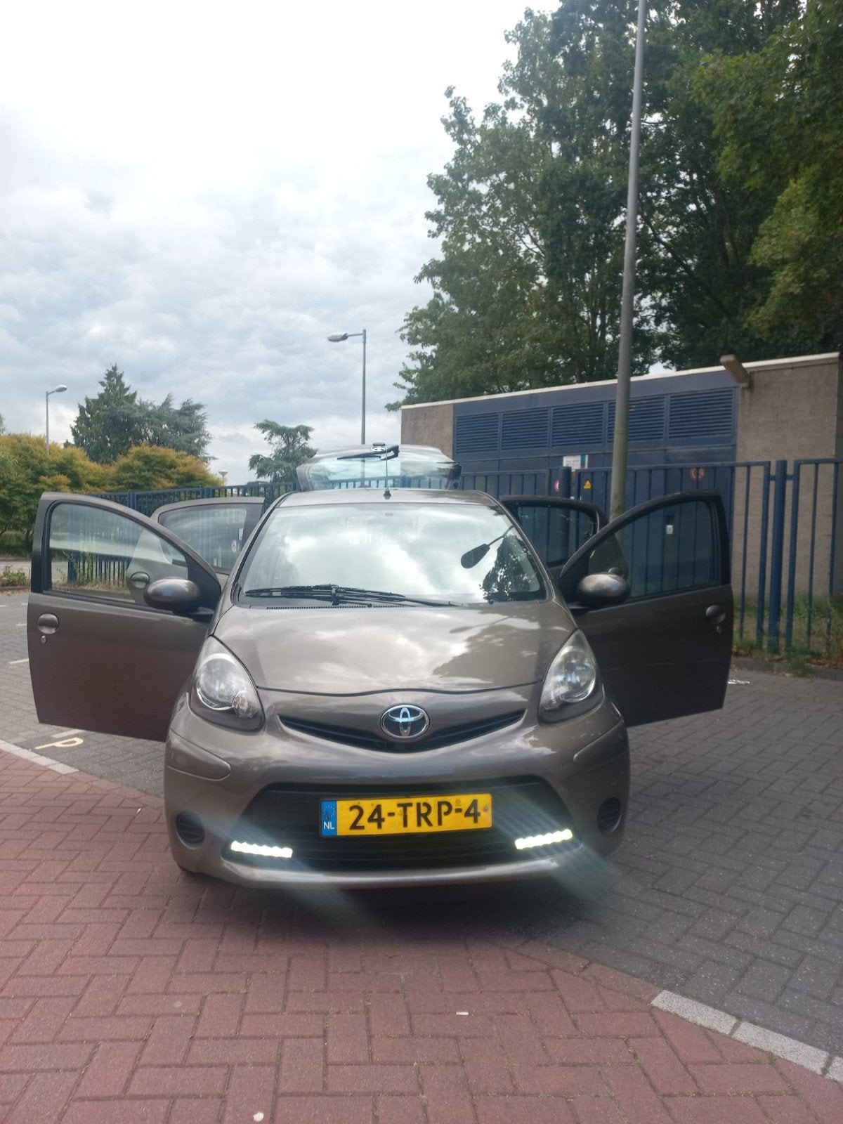 Toyota Aygo 1.0 12V Vvt-i 5DRS 2012 Bruin, Auto's, Toyota, Voorwielaandrijving, Bruin, 4 stoelen, Origineel Nederlands