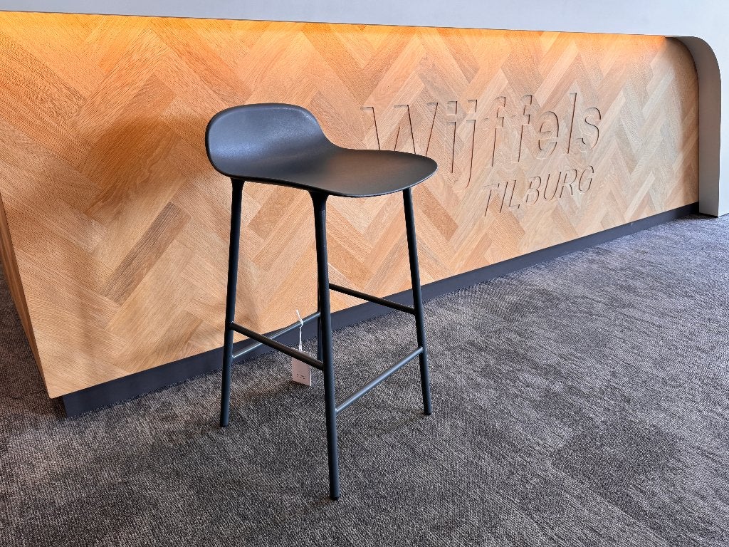 2x Normann Copenhagen Form Barstool 65 cm – Steel Blue, Kunststof, Met voetsteun, 60 tot 90 cm, Nieuw