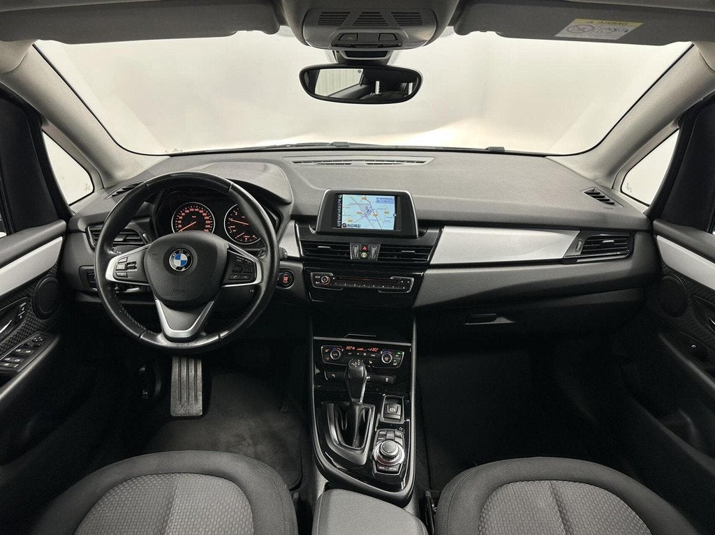 BMW 2-serie Active Tourer 218i Luxury AUTOMAAT CRUISE, Auto's, BMW, Gebruikt, Euro 6, Met garantie (alle), Zwart