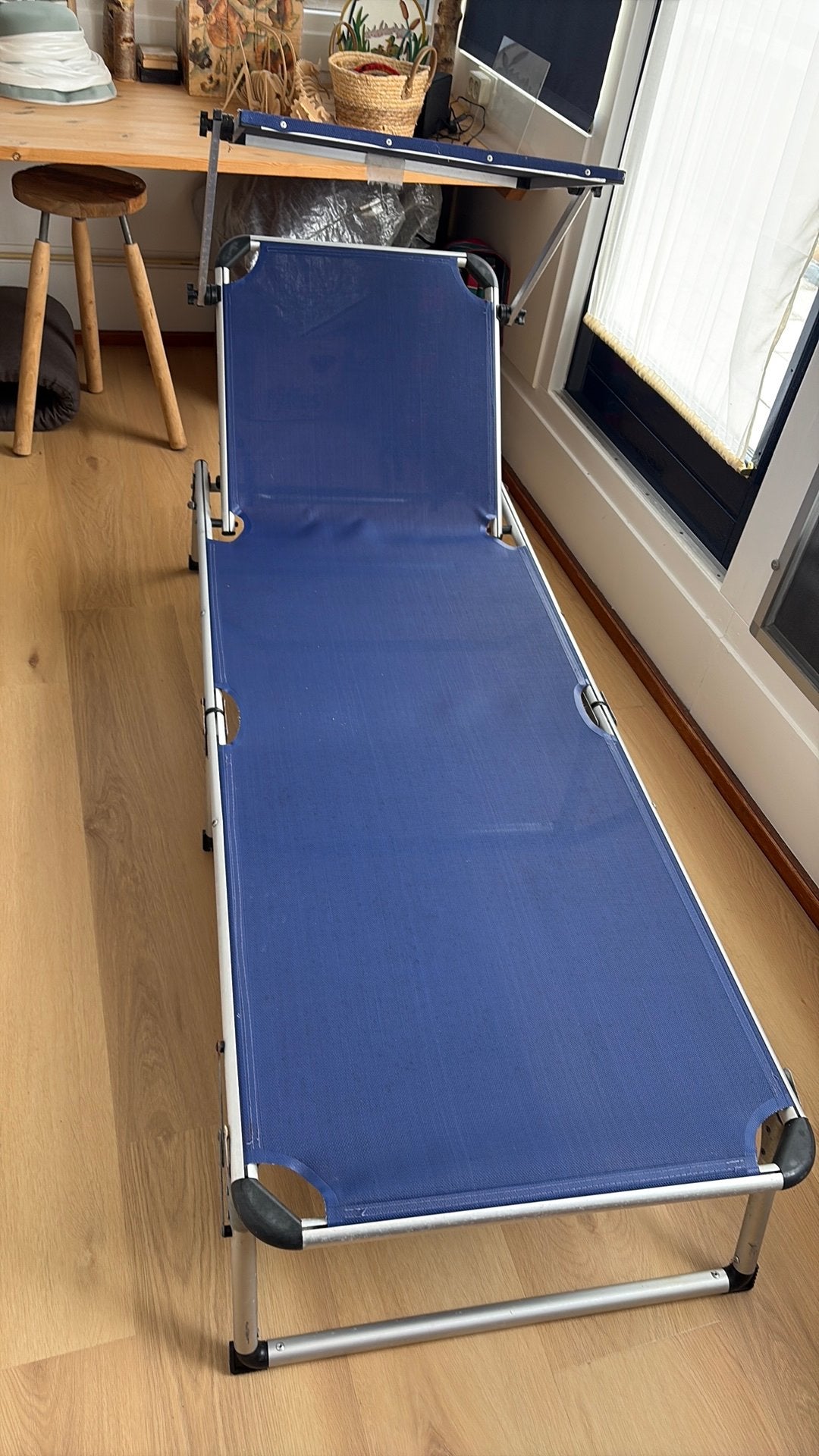 Ligbed blauw met scherm. Br 65, L 1,95, H 33 cm., Ophalen, Gebruikt, Aluminium, Inklapbaar