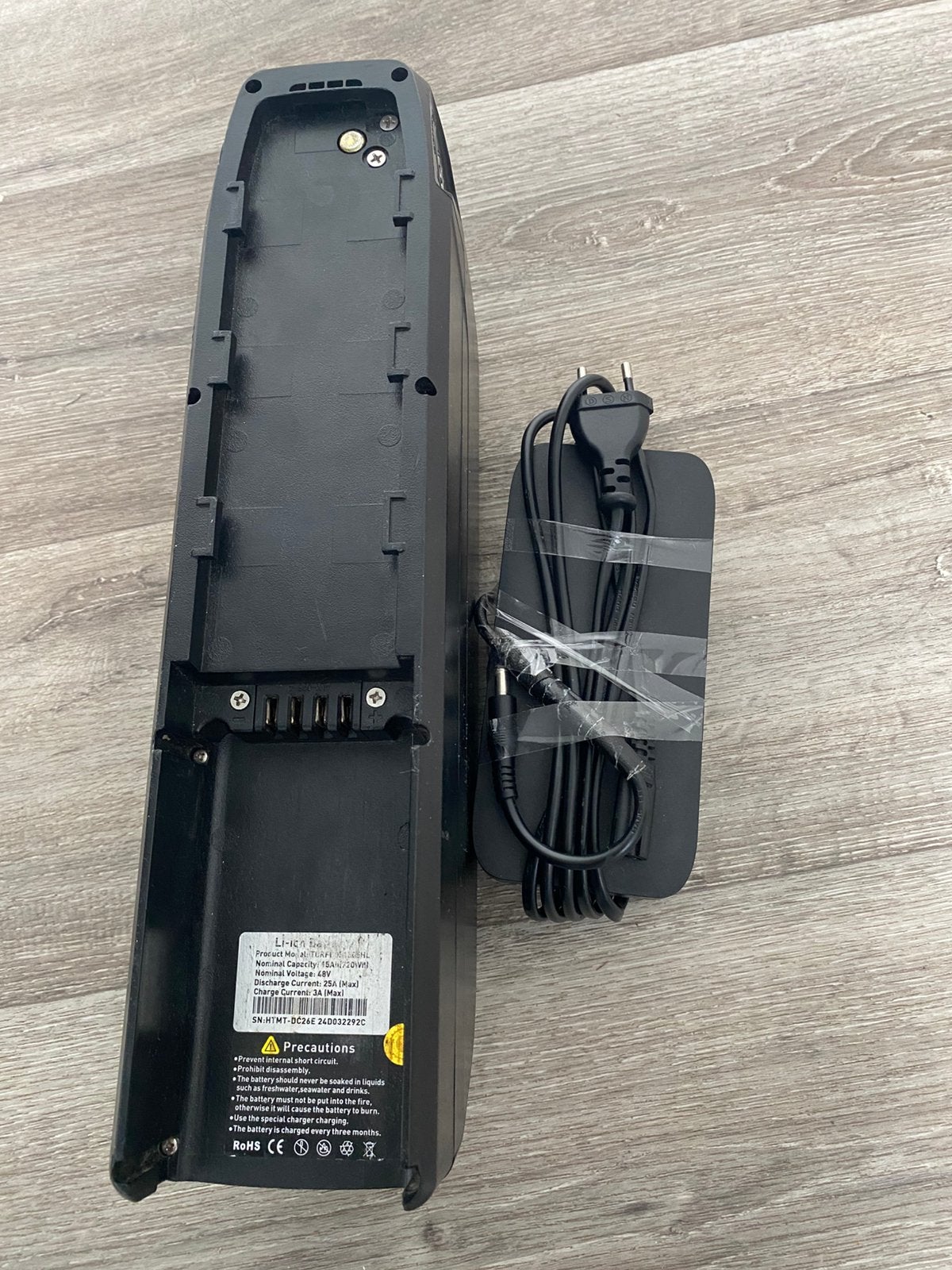 Te koop: originele accu en oplader voor de V8-fatbike., Gebruikt