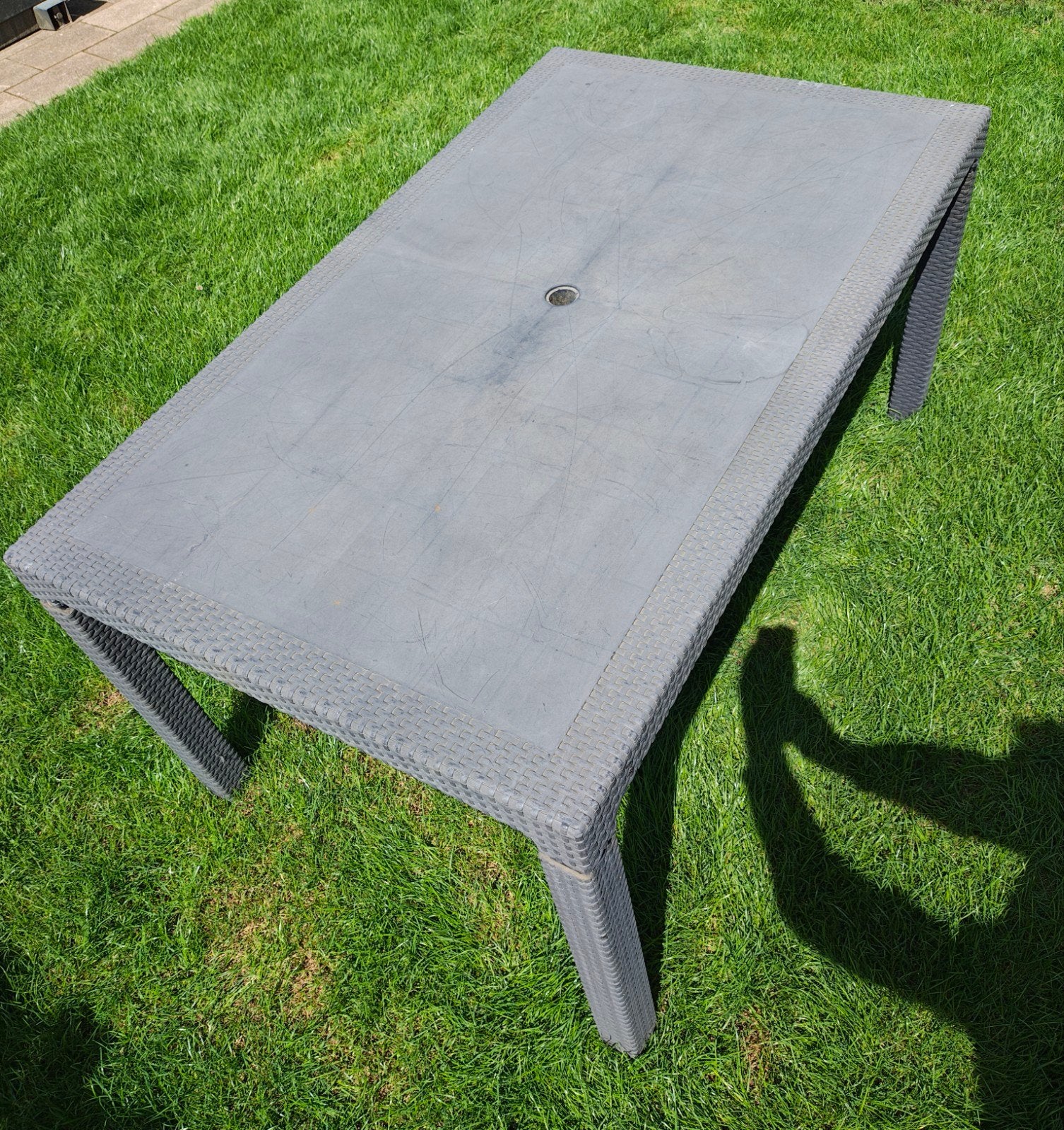 GRATIS Grijze stevige tafel met rotan imitatie, prima staat, Ophalen, Zo goed als nieuw, Vierkant, Kunststof