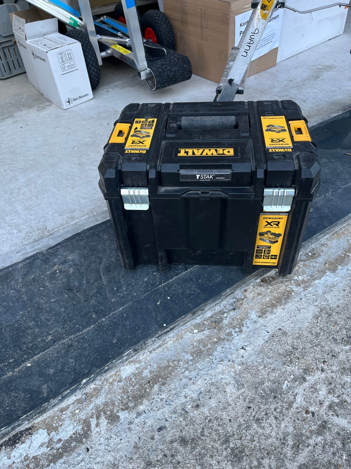 Dewalt DCW220 Bandschuurmachine met accu en lader, Ophalen of Verzenden, Zo goed als nieuw, Minder dan 600 watt, Bandschuurmachine