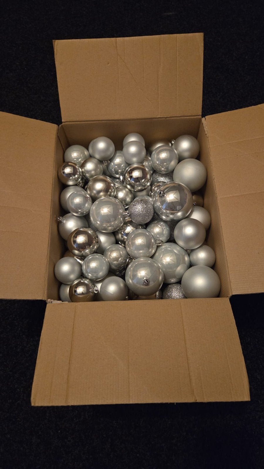 Doos met zilveren kerstballen van plastic, Diversen, Ophalen of Verzenden, Nieuw