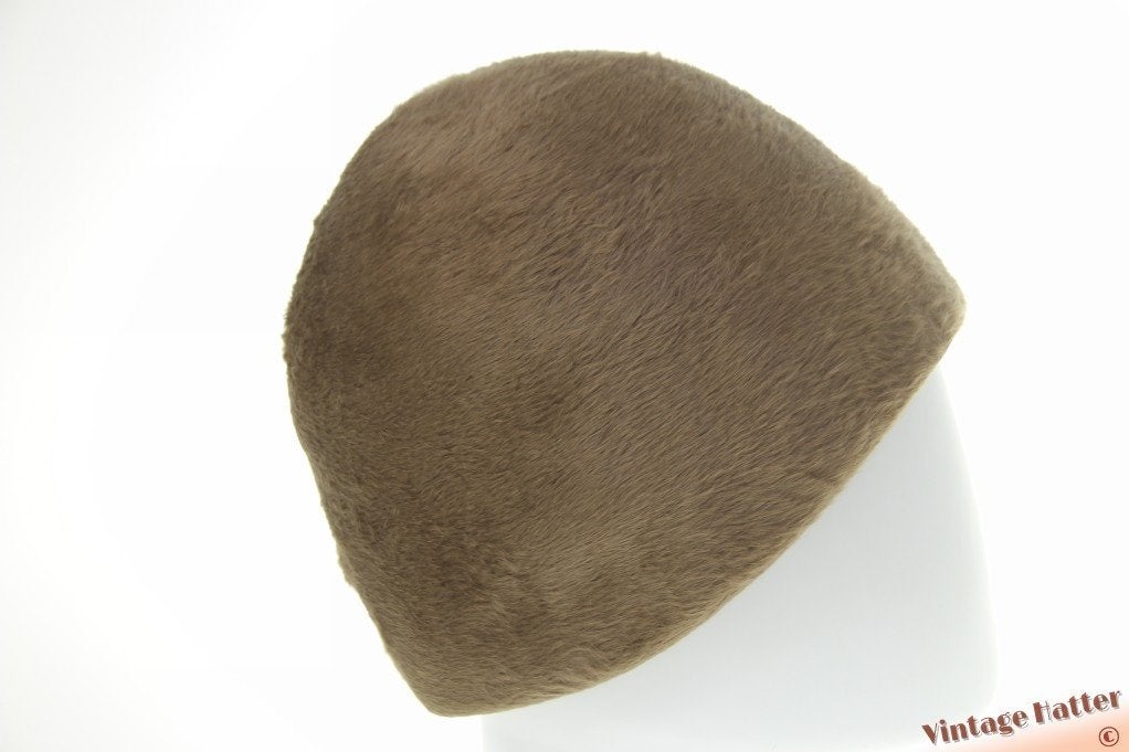 Antieke eivormige cocktailhoed cloche beigebruin haarvilt 59, Ophalen of Verzenden, Dames