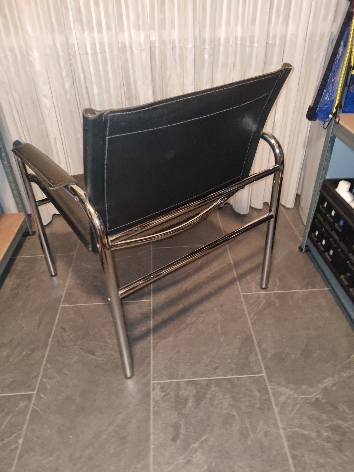 Foto 3 van twee zwaar zwartleren Chromebuizen fauteuils