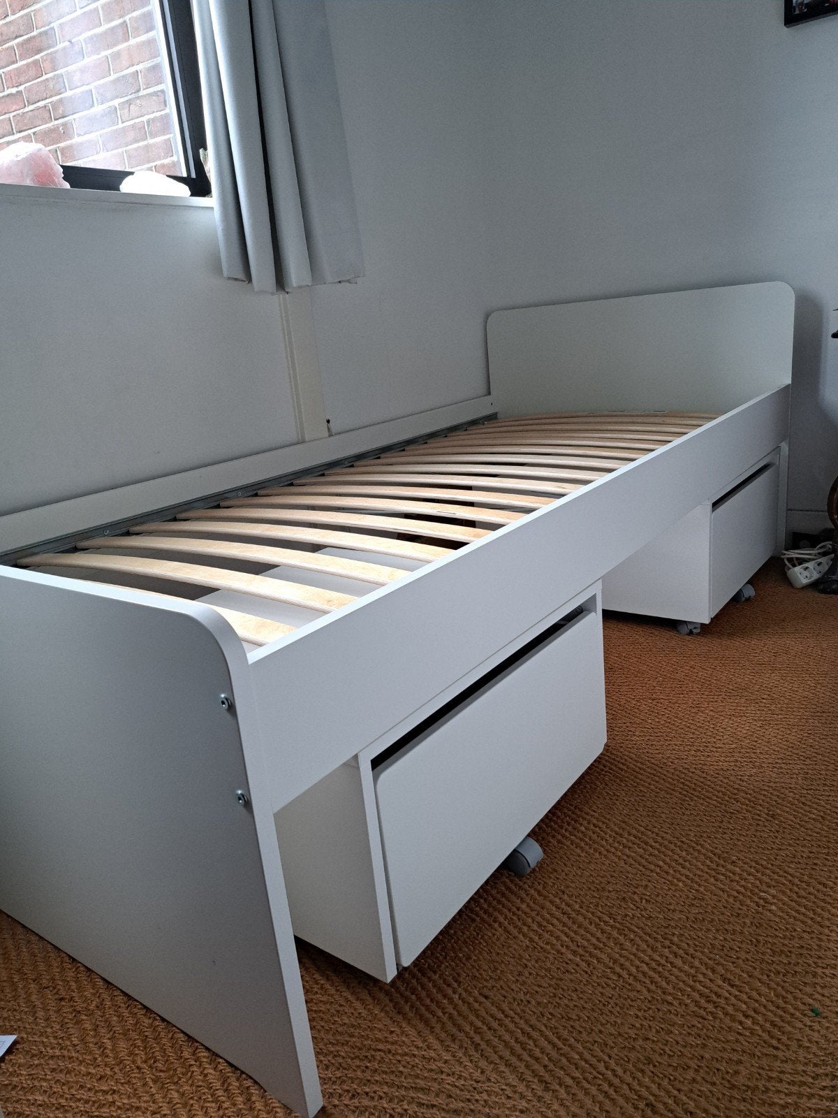Bed met twee opberglades (slåkt) op wieltjes, Ophalen, 90 cm, Eenpersoons, Wit