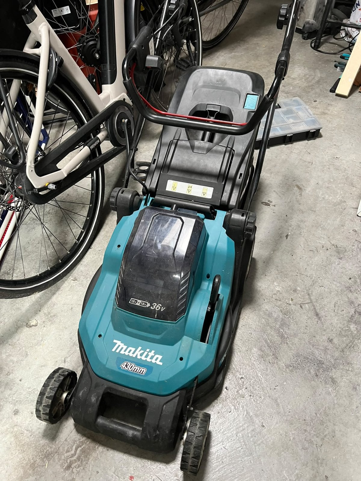 Makita grasmaaier 430mm  36v ( 2x 18v), Ophalen, Zo goed als nieuw, 40 t/m 49 cm, Accu-grasmaaier