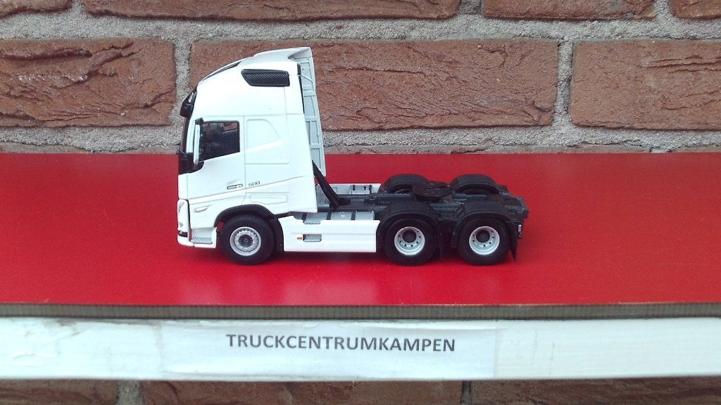 WSI  Volvo  FH5  Globetrotter  Witte  Lijn.{ 03 - 2047.}