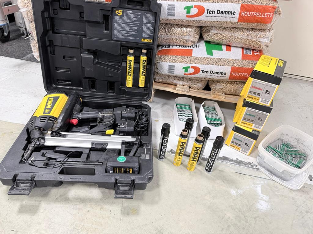 DeWalt Trak IT C5 schiethamer + € 250 aan spijkers en gas, Gebruikt, Ophalen of Verzenden, Info@pilage.nl, DeWalt