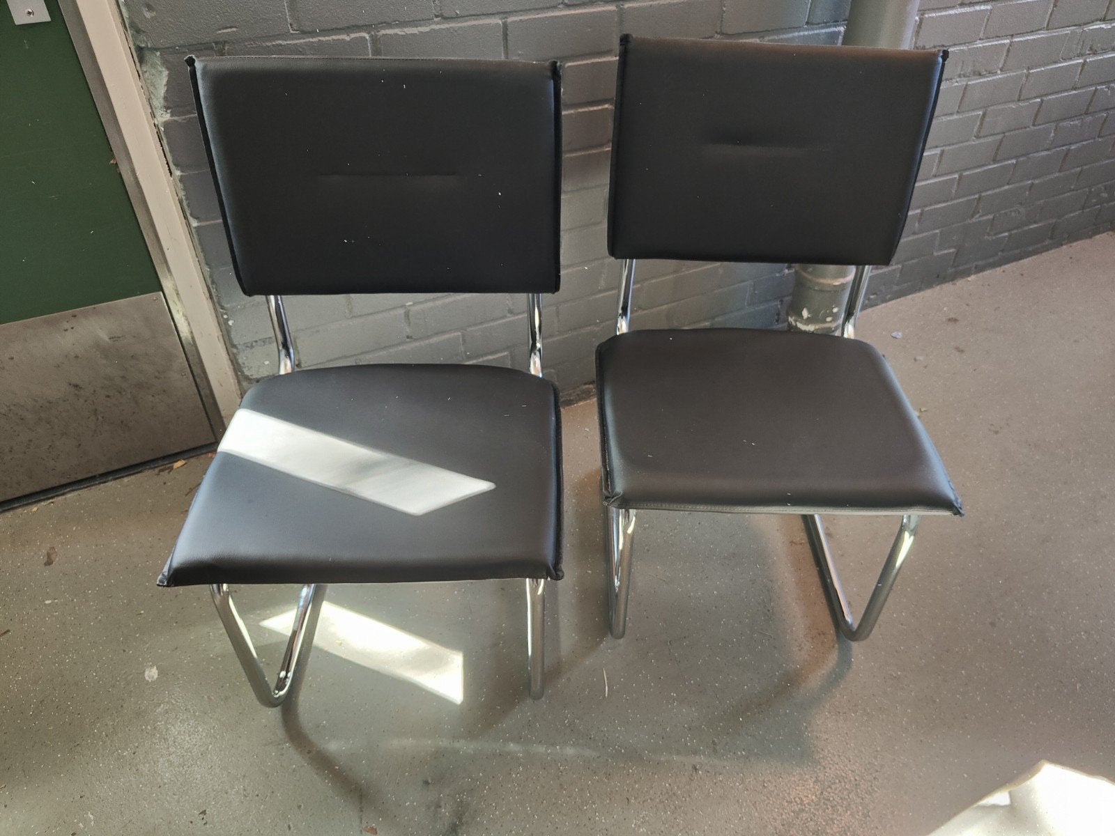 Set van 2 zwarte cantilever stoelen, Ophalen, Zo goed als nieuw, Zwart, Twee