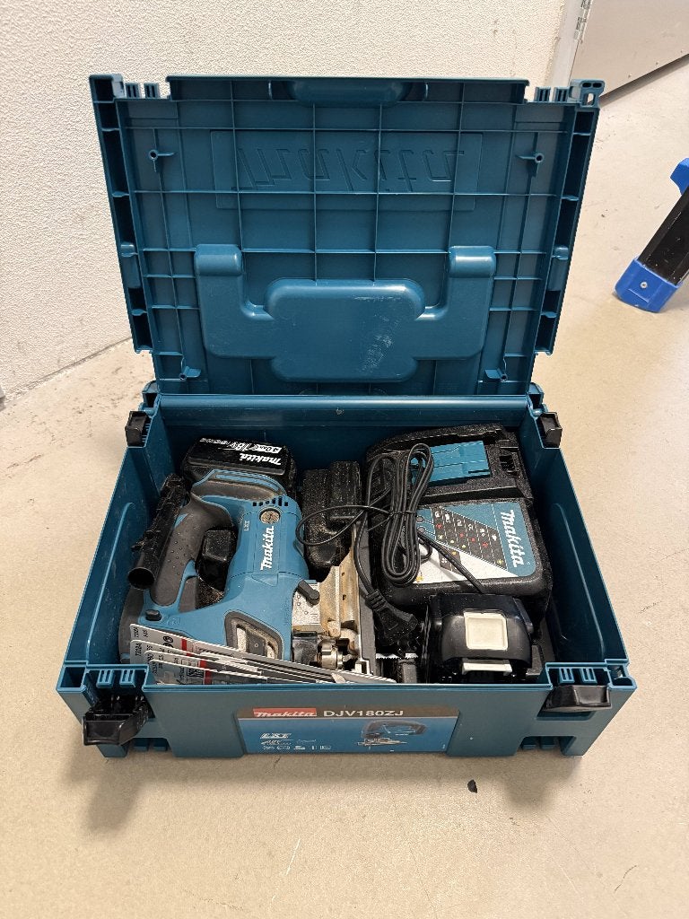 Makita Decoupeerzaag DJV180ZJ + 2 accu's (4.0+5.0Ah) + lader, Ophalen, Zo goed als nieuw