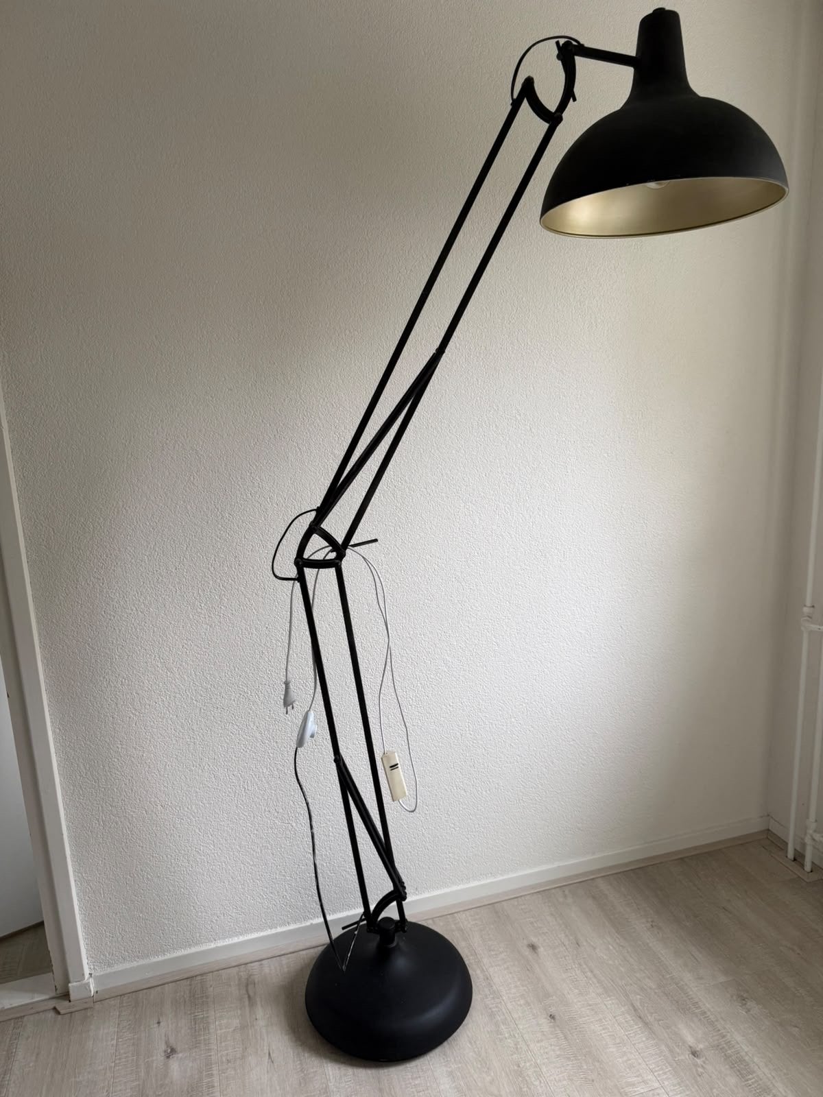 Grote zwarte vloerlamp met gouden binnenkant, Ophalen, Gebruikt, 200 cm of meer, E27 (groot)
