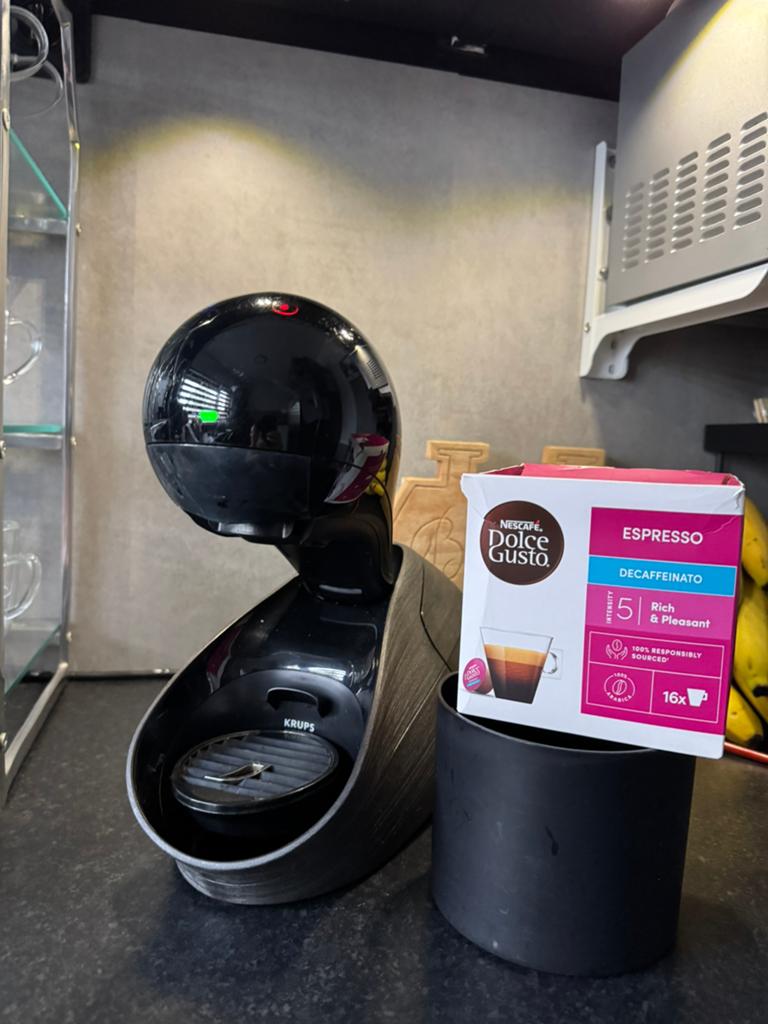 Dolce Gusto Movenza + capsule & opvangbakje, Ophalen, Koffiemachine, Zo goed als nieuw, 1 kopje