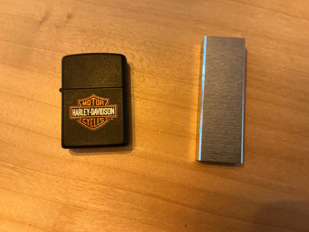 Zippo Aansteker Harley Davidson en één elektrische, Verzamelen, Rookartikelen, Aanstekers en Luciferdoosjes, Ophalen of Verzenden