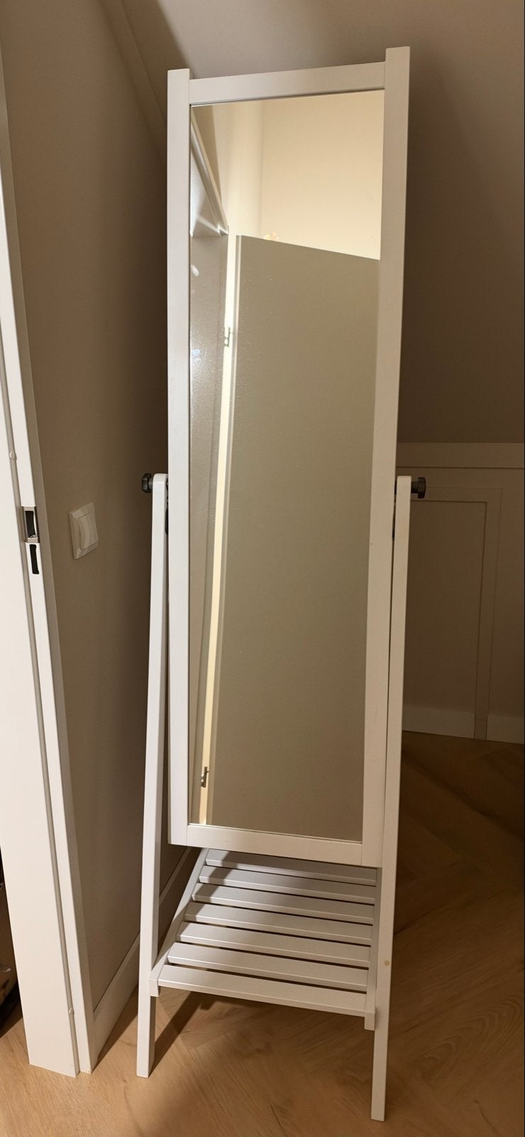 Witte staande spiegel IKEA met opbergrek, Huis en Inrichting, Ophalen, Minder dan 50 cm, Zo goed als nieuw, 150 tot 200 cm
