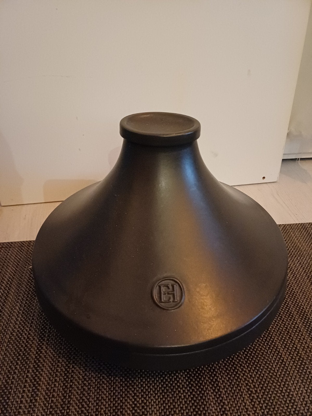 Tajine 27 cm Inductie Emile Henry Zwart, Tajine, Nieuw, Ophalen of Verzenden, Steen/keramiek