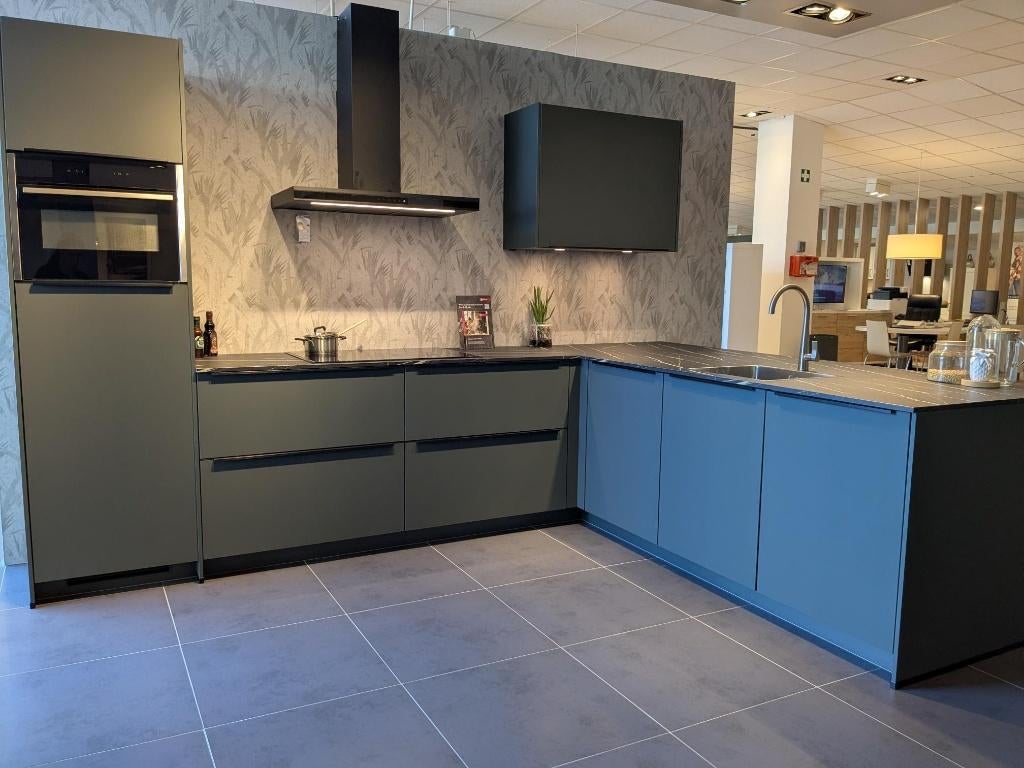 showroom keuken mineraal groen semi greeploos schiereiland, Huis en Inrichting, Keuken | Complete keukens, Nieuw, Hoekkeuken, Overige kleuren