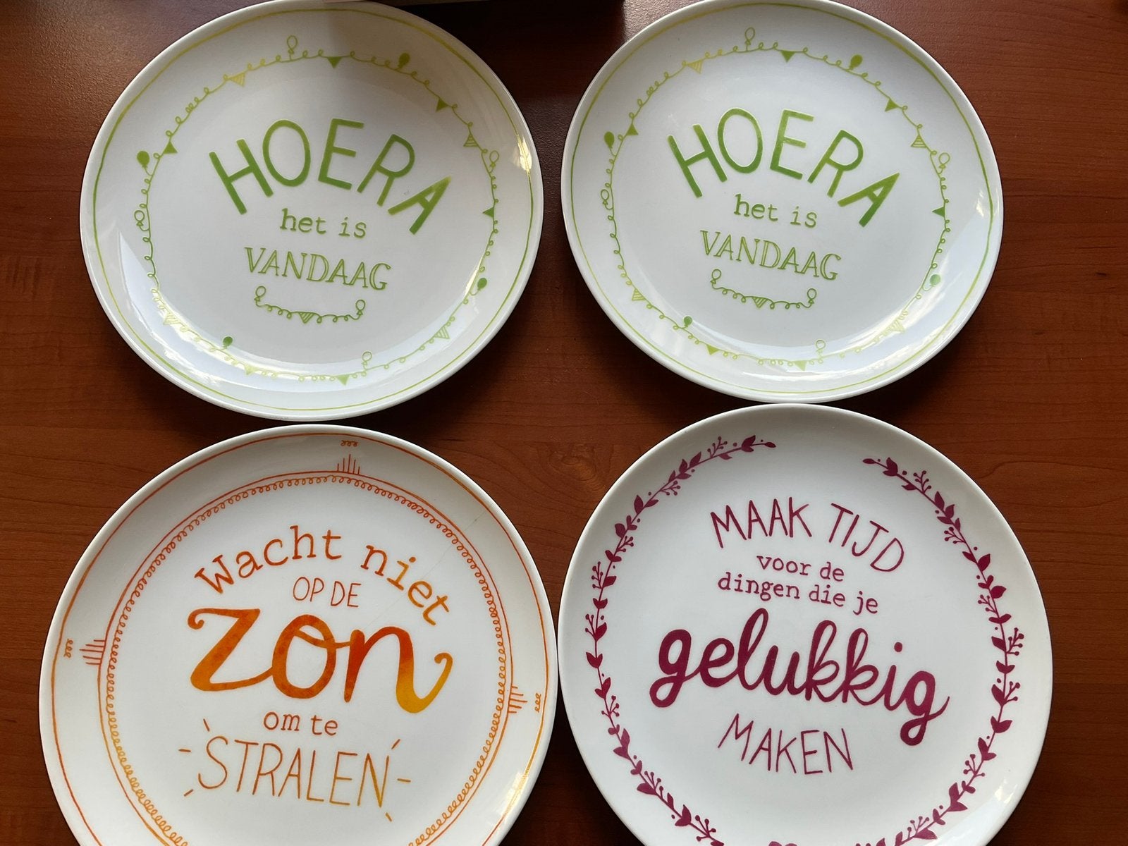 Maaslander ontbijtbord( nog maar 1! )Hoera het is vandaag, Gebruikt, Ophalen of Verzenden, Bord(en), Overige stijlen