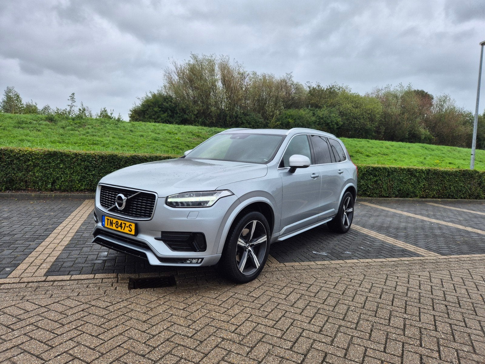 Volvo XC90 D5 R-DESIGN Polestar getuned, DEALER onderhouden!, Auto's, Zwart, 4 cilinders, 7 stoelen, 226 €/maand