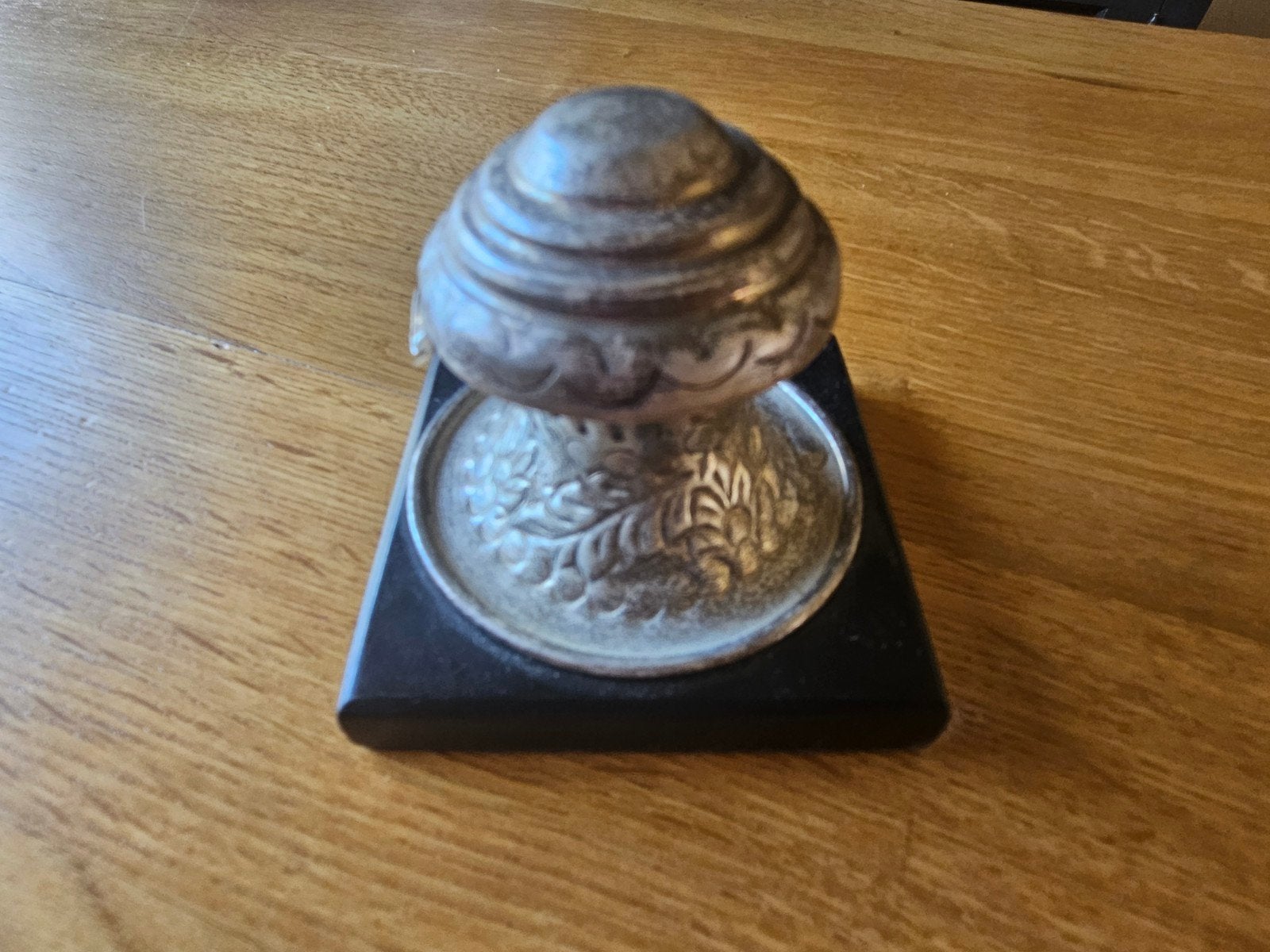 Antieke zilverkleurige inktpot op houten voet. Uit India, Antiek en Kunst, Ophalen of Verzenden
