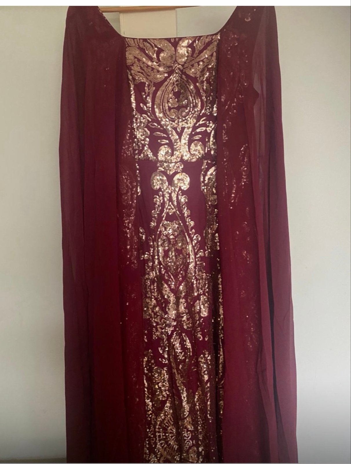 Elegante bordeauxrode galajurk met gouden pailletten, Kleding | Dames, Gelegenheidskleding, Galajurk, Zo goed als nieuw, Rood