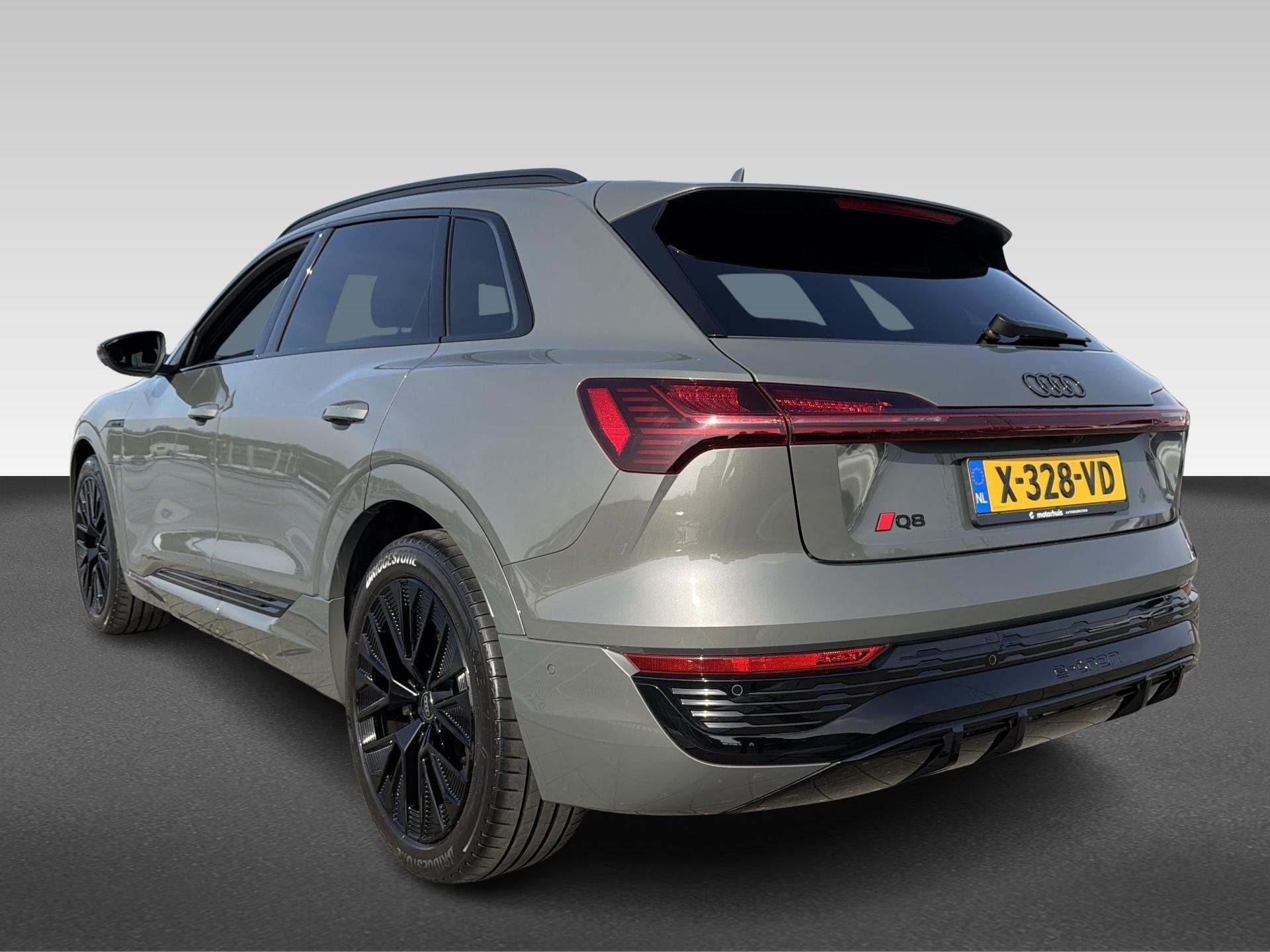 Audi Q8 e-tron 50 quattro 95kWh 340pk S Edition, Automaat, 131 €/maand, Zwart, Lichtsensor