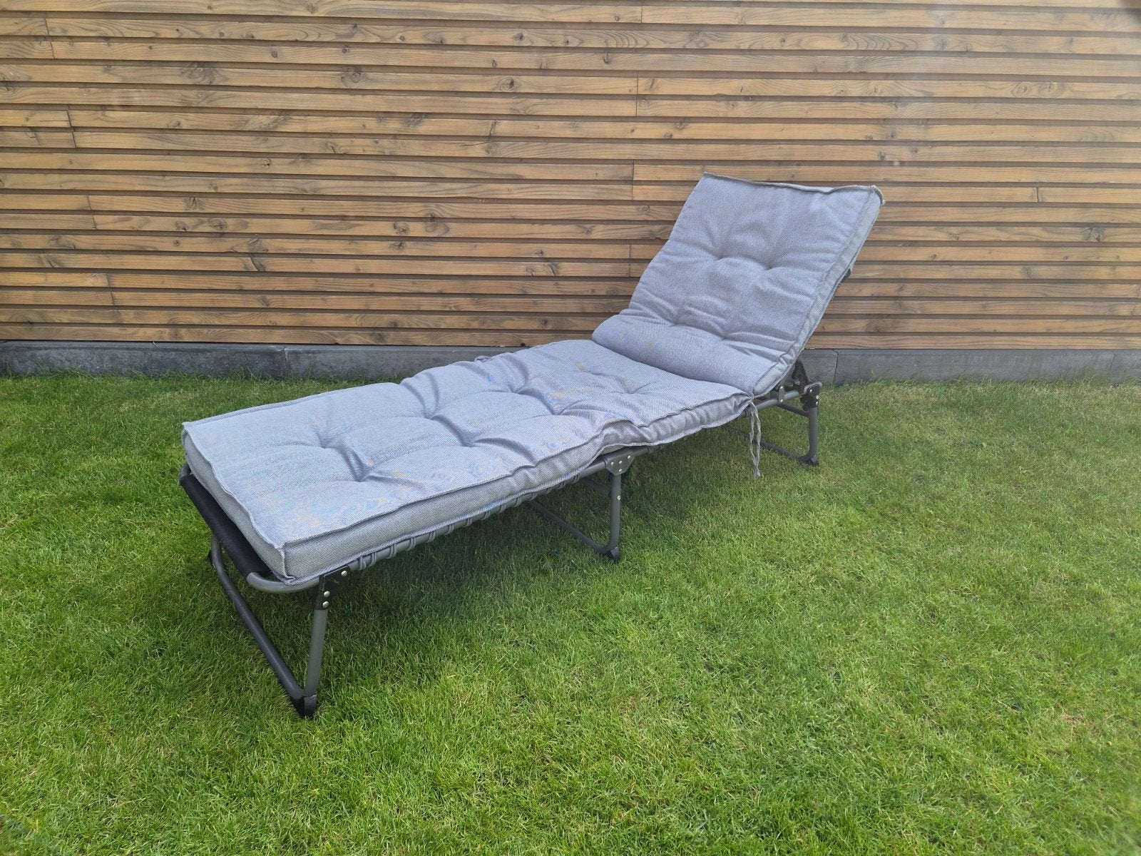 JYSK Halden Ligbed met Kussen - Zo goed als nieuw, Tuin en Terras, Ophalen, Zo goed als nieuw, Metaal, Verstelbaar