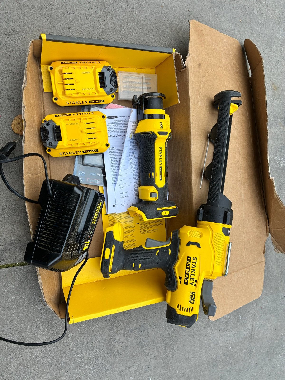 Stanley Fatmax V20 Kit: Kitpistool, Rotatiesnijder, 2 Accu's, Ophalen, Zo goed als nieuw