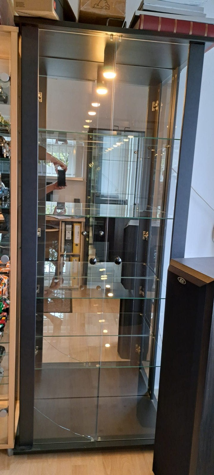 Gratis: Zwarte vitrinekast met 4 glasplaten, Huis en Inrichting, Ophalen, Glas, 50 tot 100 cm, 150 tot 200 cm