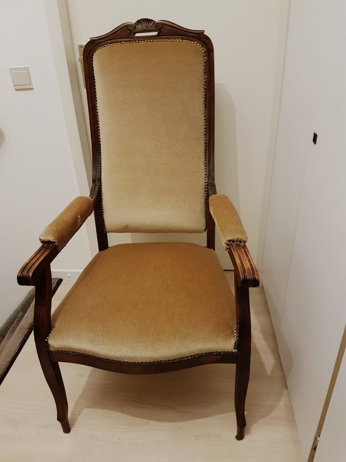 Antieke fauteuil met fluwelen bekleding, Ophalen
