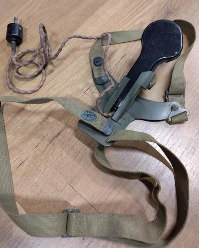 Microfoon borst adapter Engels leger radio, Verzamelen, Militaria | Tweede Wereldoorlog, Ophalen of Verzenden, Engeland