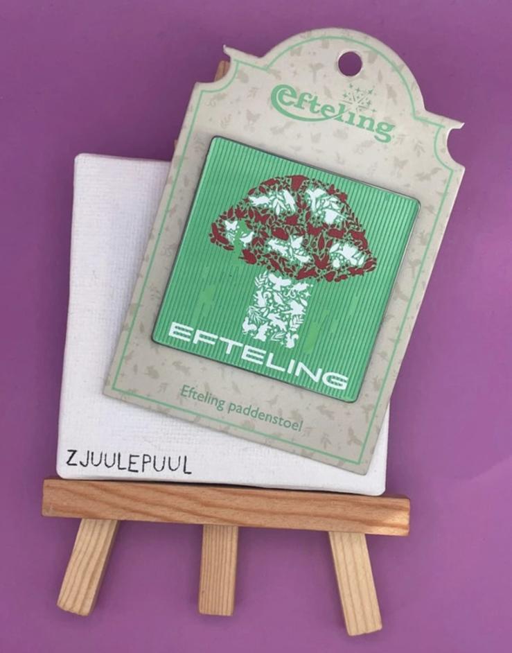 Efteling pin paddenstoel parkpin 2025, Verzamelen, Efteling, Zo goed als nieuw, Button of Speldje, Verzenden