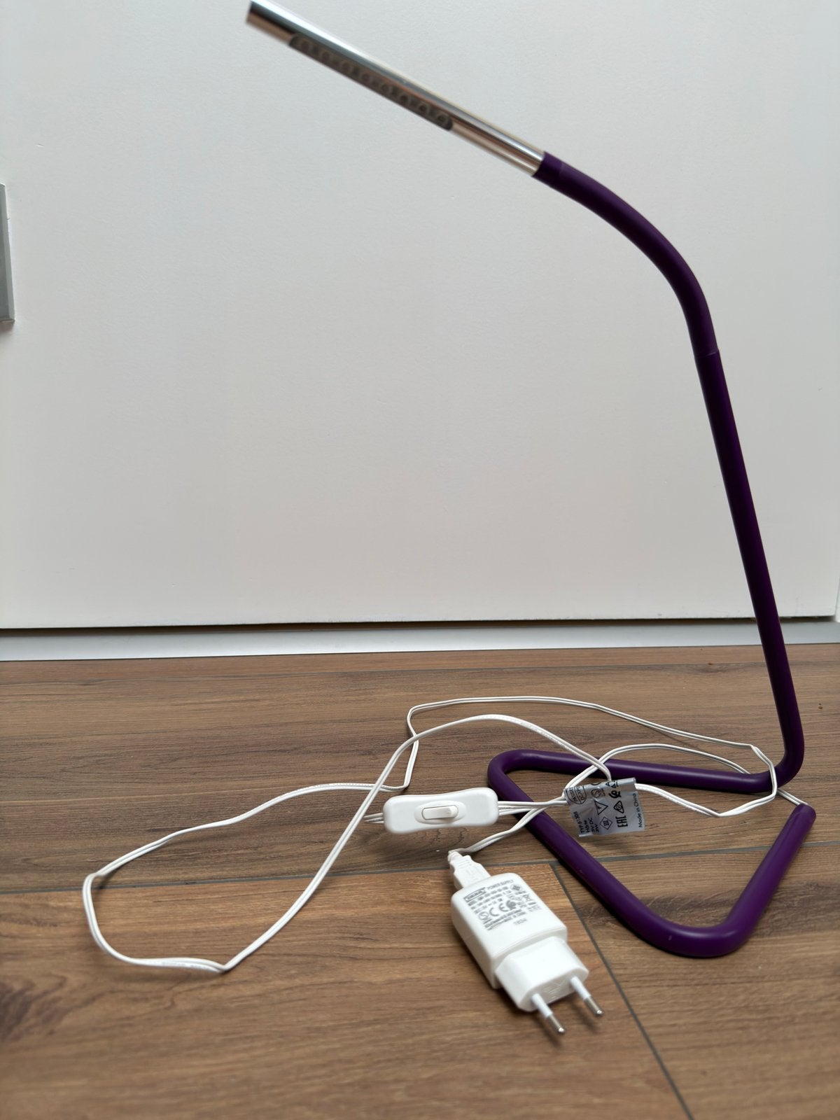 IKEA Harte bureaulamp paars met stroomadapter, Ophalen, Bureaulamp, Gebruikt, Paars