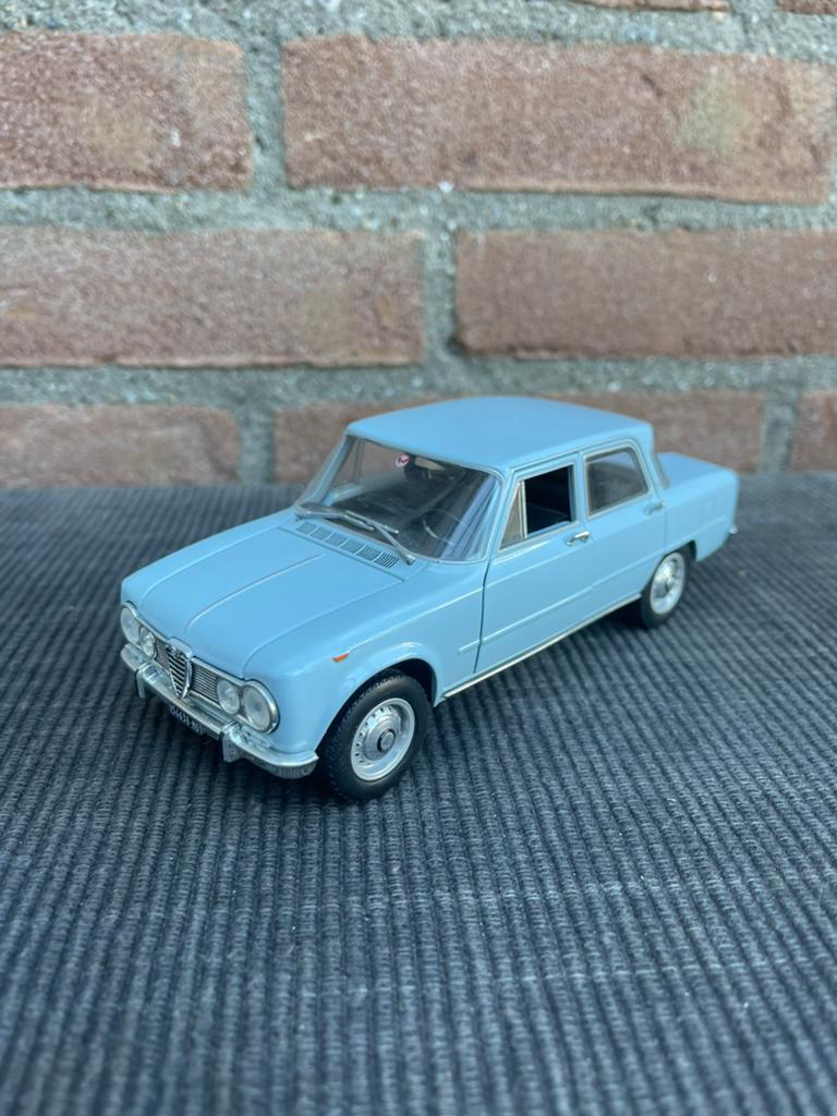 1:24 Alfa Romeo Giulia ……. Nú 27,50 !!, Hobby en Vrije tijd, Modelauto's | 1:24, Ophalen of Verzenden, Zo goed als nieuw, Overige merken